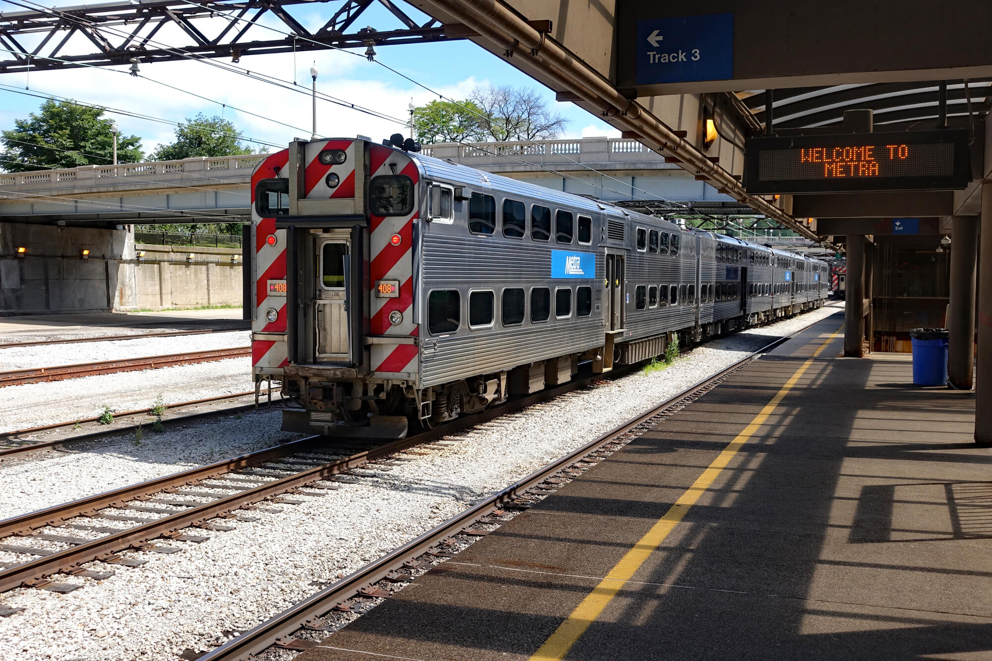 shutterstock_684629587 Chicago Neighborhoods With Metra Station